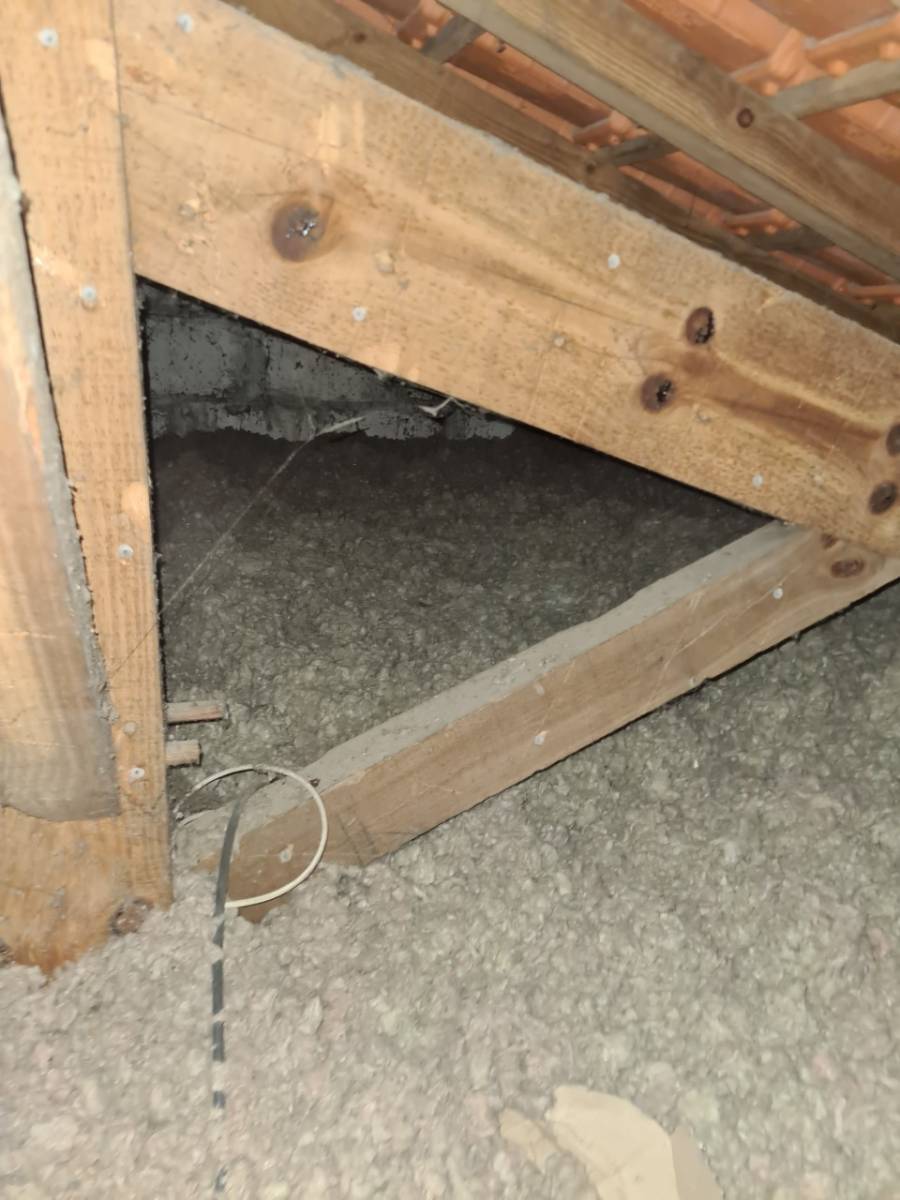 Rénovation extérieur traitement d’une charpente en bois dans une maison au centre-ville de Bordeaux.