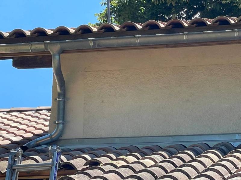 Remplacement gouttière en pvc par gouttière en Zinc dans une maison à Bourg sur Gironde